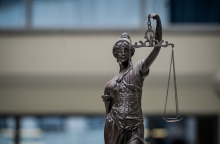 Η ποινικοποίηση των προβλημάτων στην Ελλάδα, η στάση των κομμάτων και οι πολιτικές σκοπιμότητες.