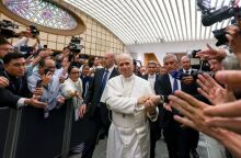 Ο Πάπας Λέων ΙΔ΄ έχει ρίζες από τη Σικελία και την Καραϊβική, αντικατοπτρίζοντας την αμερικανική ιστορία μετανάστευσης και φυλετικής ταυτότητας.