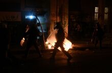 Εξάρχεια: 3 συλλήψεις και 16 προσαγωγές αντιεξουσιαστών, 3 τραυματίες αστυνομικοί και μια καμένη μοτοσικλέτα από τα νυχτερινά επεισόδια