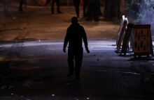 Επεισόδια τα ξημερώματα στα Εξάρχεια - Τραυματίστηκαν 3 αστυνομικοί, έγιναν 7 συλλήψεις - Επίθεση ομάδας αγνώστων και στη Νομική Σχολή 