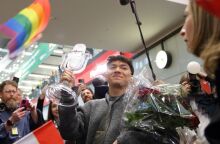 Αυστρία: Ενθουσιώδης υποδοχή για τον JJ, θριαμβευτή της Eurovision 2025 - Εκατοντάδες θαυμαστές κατέκλυσαν το αεροδρόμιο της Βιέννης