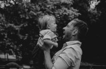 Πατέρας με το παιδί του σε χαρούμενες στιγμές