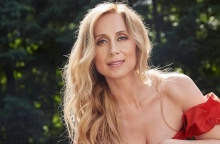 Η Λάρα Φαμπιάν σε μια σε μια εξομολογητική συνέντευξη με αφορμή την συναυλία της στην Αθήνα, στις 4 Ιουνίου στο Christmas Theater