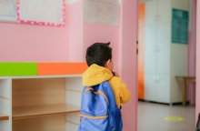 Παιδάκι που μπαίνει σε παιδικό σταθμό 