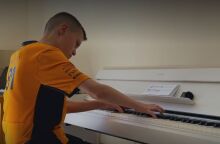 Βρετανία: Ο 11χρονος Χάρβεϊ έμαθε μόνος του πιάνο μέσω YouTube και έφτασε σε προχωρημένο επίπεδο μέσα σε 5 μήνες - Προσκλήθηκε στη Βασιλική Ακαδημία Μουσικής