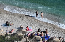 Πολίτες στην παραλία αναζητούν λίγες στιγμές δροσιάς