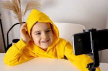 Παιδί που ποζάρει στο κινητό του 