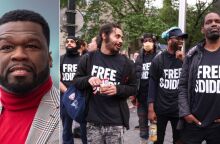 Ο 50 Cent ειρωνεύεται τον Σον Diddy Κομπς για πληρωμές σε φαν που φορούν μπλουζάκια «Free Diddy» εν μέσω της δίκης του για σωματεμπορία στη Νέα Υόρκη.