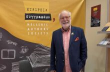 Ο Αντώνης Σκιαθάς, μέλος του Δ.Σ. της Εταιρείας Συγγραφέων, στο περίπτερό τους στην 21η ΔΕΒΘ