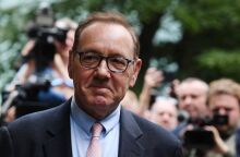 Ο Κέβιν Σπέισι μίλησε για τον αποκλεισμό του από το Χόλιγουντ σε βράβευση στις Κάννες - Στο ναδίρ η καριέρα του μετά τις δίκες για σεξουαλικές επιθέσεις