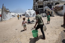 Πολίτες στη Γάζα κουβαλούν νερό με λεκάνες