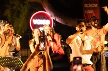 Όλοι οι καλλιτέχνες μαζί στην σκηνή