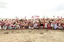 Φιλανθρωπική εκδήλωση με σωσίες της Μέριλιν - Σχεδόν 200 γυναίκες ντυμένες Μέριλιν Μονρόε κολύμπησαν για τη στήριξη νοσοκομείου για τον καρκίνο στο Δουβλίνο.