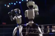 Δύο ανθρωποειδή ρομπότ αντάλλαξαν γροθιές σε τουρνουά kick-boxing στην πόλη Χανγκτζού της Κίνας - Αναπτύχθηκαν από την εταιρία Unitree Robotics.
