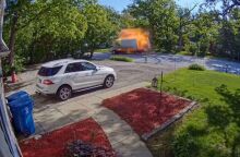 Έκρηξη φορτηγού καταγράφηκε σε κάμερα σε προάστιο του Σικάγο - Φιάλη προπανίου η αιτία, σύμφωνα με τις αρχές - Θραύσματα σε ολόκληρο οικοδομικό τετράγωνο