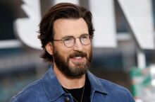 Κρις Έβανς: Απουσίασε από την πρεμιέρα των Καννών για τα 70ά γενέθλια της μητέρας του - Πρωταγωνιστεί στη νέα ταινία Honey Don’t! του Ίθαν Κοέν.