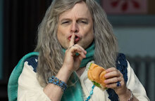 Mike’s Amazing: Η καμπάνια Group Therapy με τον Τζέισον Αλεξάντερ