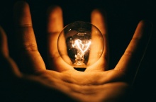 Αναμένη λάμπα στα χέρια ατόμου