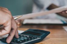 Άτομο με υπολογιστή ανά χείρας