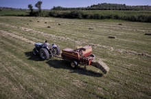 Τρακτέρ οργώνει χωράφι