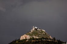 Μαύρα σύννεφα πάνω από τον Λυκαβηττό