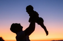 Πατέρας κρατά το μωρό του ψηλά