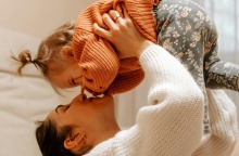 Μητέρα κρατά ψηλά το παιδάκι της