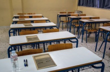 Θρανία σε εξεταστικά κέντρα με το τετράδιο απαντήσεων των Πανελληνίων 2025 τοποθετημένο πάνω τους