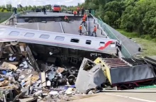 Σκηνή από το σημείο της κατάρρευσης γέφυρας και τον εκτροχιασμό τρένου στην περιφέρεια της Ρωσίας