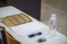 Τετράδιο απαντήσεων των Πανελληνίων 2025 πάνω σε θρανίο