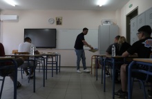 Επιτηρητές μοιράζουν τα τετράδια απαντήσεων 