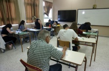 Υποψήφιοι των Πανελληνίων στις θέσεις τους μέσα στο εξεταστικό κέντρο