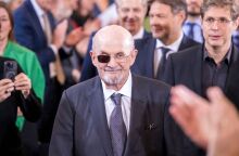 Σαλμάν Ρούσντι: Η τεχνητή νοημοσύνη δεν απειλεί τους συγγραφείς - εκτός αν καταφέρει να κάνει τους ανθρώπους να γελούν