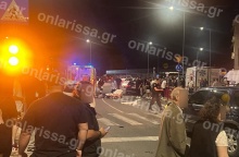 Το σημείο του δυστυχήματος στη Λάρισα - Στο σημείο ασθενοφόρο και συγκεντρωμένοι πολίτες