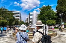 Πολίτες με καπέλα στην Πλατεία Συντάγματος