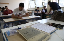 Τετράδιο απαντήσεων στο εξεταστικό κέντρο των Πανελληνίων 2025 