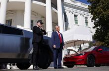 Η μετοχή της Tesla κατέρρευσε λόγω της διαμάχης Έλον Μασκ-Ντόναλντ Τραμπ, με απώλειες 152 δισ. δολαρίων και ανησυχίες για τις σχέσεις με το κράτος.