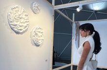  Η Paris Vivianne Panigiris σμιλεύει κύματα και αναμνήσεις