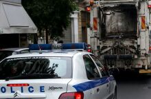 Περιπολικό πίσω από απορριμματοφόρο σε δρόμο της Αθήνας
