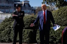 Ο Έλον Μασκ δηλώνει μεταμέλεια για τα επιθετικά του σχόλια κατά του Τραμπ, σε μια προσπάθεια αποκλιμάκωσης ενόψει κρίσιμων επιχειρηματικών κινήσεων.