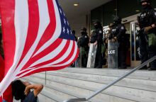 Συλλήψεις και απαγόρευση κυκλοφορίας στο κέντρο του Λος Άντζελες - Οργή για τις δηλώσεις Τραμπ περί «ξένης εισβολής»