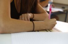 Πανελλήνιες 2025: Μαθήτρια κατήγγειλε λεκτική επίθεση και ρατσιστικά σχόλια από επιτηρήτρια - «Πώς ντύθηκες έτσι;»