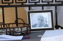 Ο τελευταίος αποχαιρετισμός στον Βασίλη Παπαβασιλείου - Συγγενείς, φίλοι, εκπρόσωποι της Τέχνης και του πολιτικού χώρου έδωσαν το παρών στην κηδεία του.