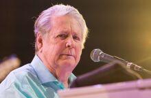 Ο μουσικός κόσμος αποχαιρετά τον Μπράιαν Γουίλσον, ιδρυτή των Beach Boys - Συγκινητικά αφιερώματα από Μπομπ Ντίλαν, Έλτον Τζον και άλλους.