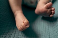 Νεκρό βρέφος στην Πάρο: Αντικρουόμενες οι εκδοχές των γονέων - Ερωτήματα για την ώρα που παρέμεινε στην παραλία