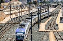 Συρμός του προαστιακού στις ράγες κοντά στον σταθμό Λαρίσης