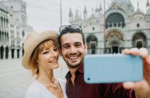 Γιατί ντυνόμαστε σαν άλλοι άνθρωποι στις διακοπές - Το Instagram effect που επηρεάζει τις επιλογές μας