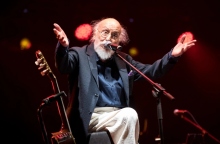 Διονύση Σαββόπουλε, σε βλέπω να τραγουδάς την ιστορία σου