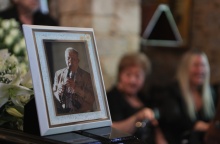 Φωτογραφία του Πετρολούκα Χαλκιά πάνω στο φέρετρό του στο παρεκκλήσιο της Μητρόπολης Αθηνών 