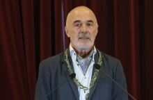 Ο Στάθης Λιβαθινός ο πρώτος σκηνοθέτης του θεάτρου που εισέρχεται στην Ακαδημία Αθηνών, ως πρακτικός του θεάτρου στη νεοσυσταθείσα έδρα «Θεατρικής Τέχνης»